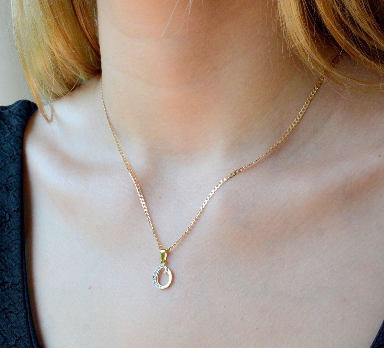 Złota zawieszka 585 literka O ozdobiona cyrkonią Z-98 O. Złoty wisiorek próby 585. Wisiorek literka z cyrkoniami. Zawieszka złota do łańcuszka literka N. Literka zawieszka idealny pomysł na prezent..jpg